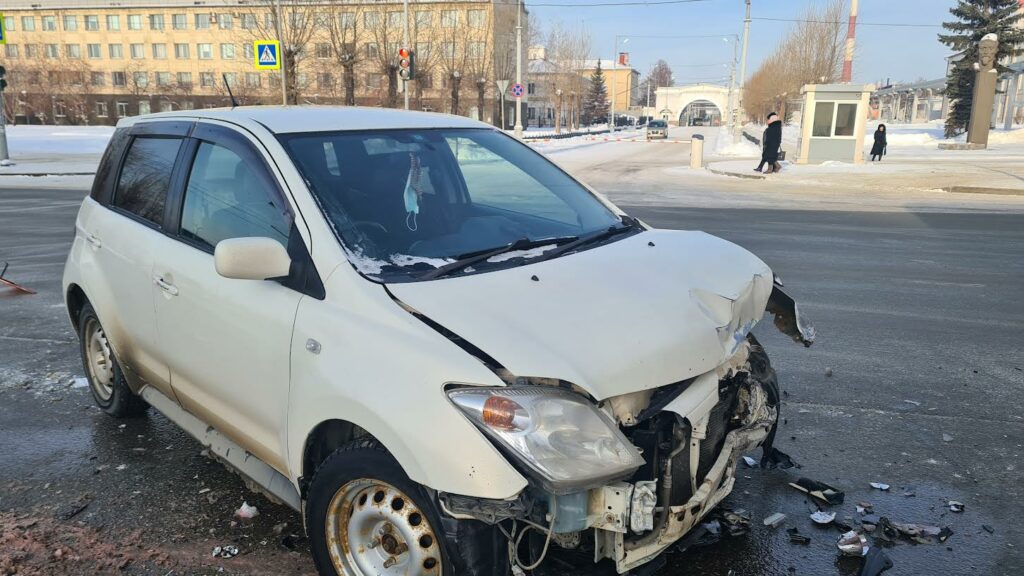 В столкновении двух легковушек пострадал пешеход, ожидавший «зелёный» (фото)