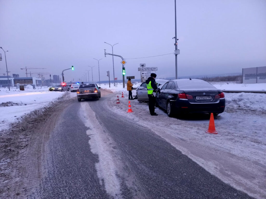 В Екатеринбурге в лобовом ДТП погиб водитель 