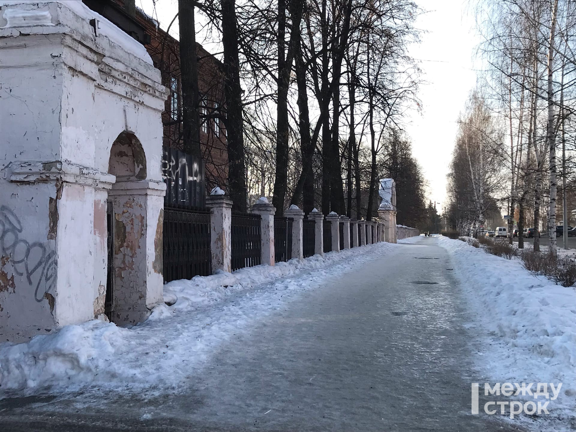 Жители Нижнего Тагила жалуются на гололёд на тротуарах - С Тагила