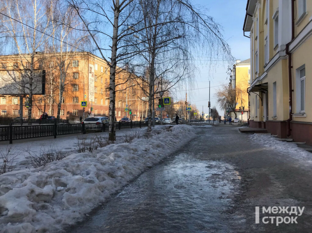 Жители Нижнего Тагила жалуются на гололёд на тротуарах 