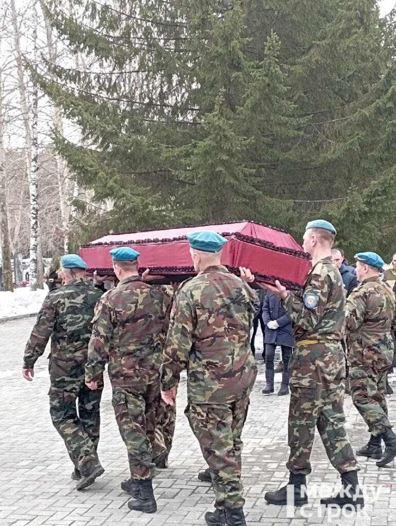 В Нижнем Тагиле простились со спецназовцем, погибшим на Украине
