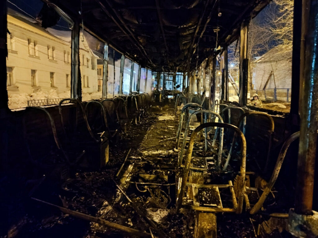 В Краснотурьинске сгорел один из двух трамваев, подаренных Нижним Тагилом
