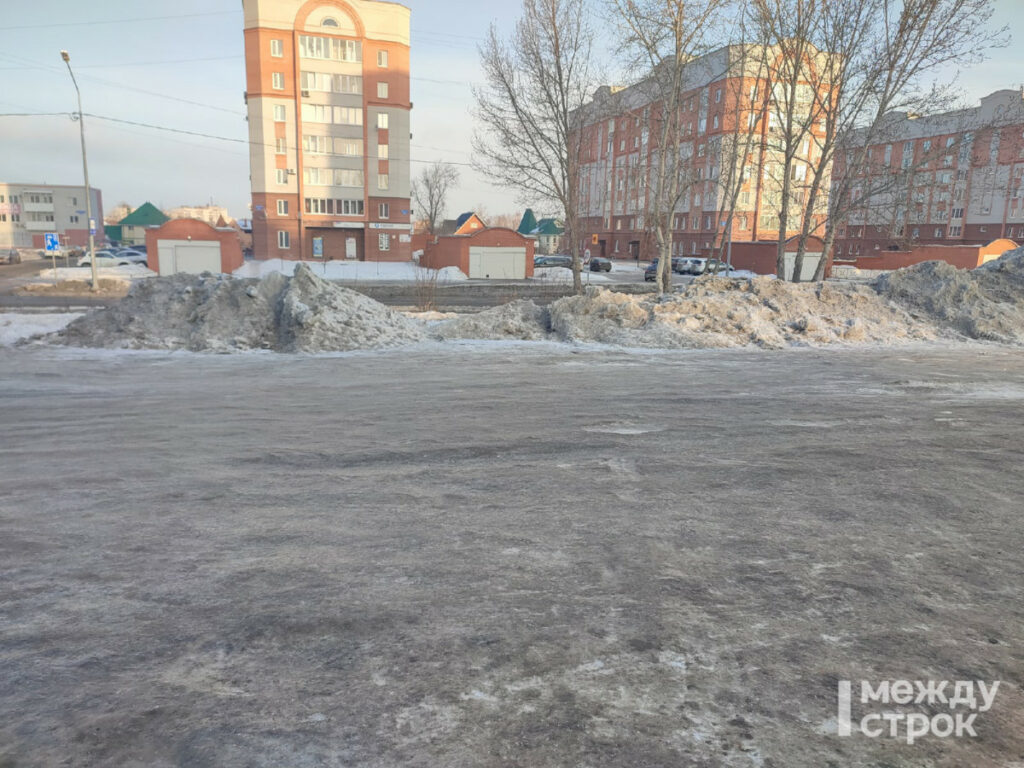 Жители Нижнего Тагила жалуются на гололёд на тротуарах 