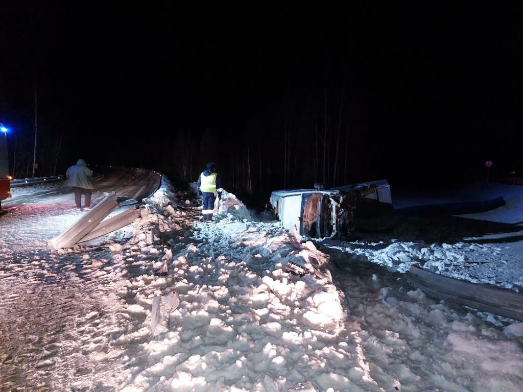 На Серовском тракте опрокинулся автобус с детьми (фото)