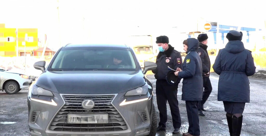 В Нижнем Тагиле госавтоинспекторы и приставы поймали водителя, накопившего штрафов на 332 тысячи рублей 