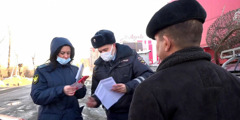 В Нижнем Тагиле госавтоинспекторы и приставы поймали водителя, накопившего штрафов на 332 тысячи рублей 