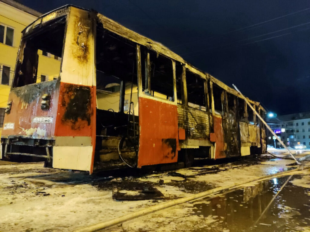 В Краснотурьинске сгорел один из двух трамваев, подаренных Нижним Тагилом