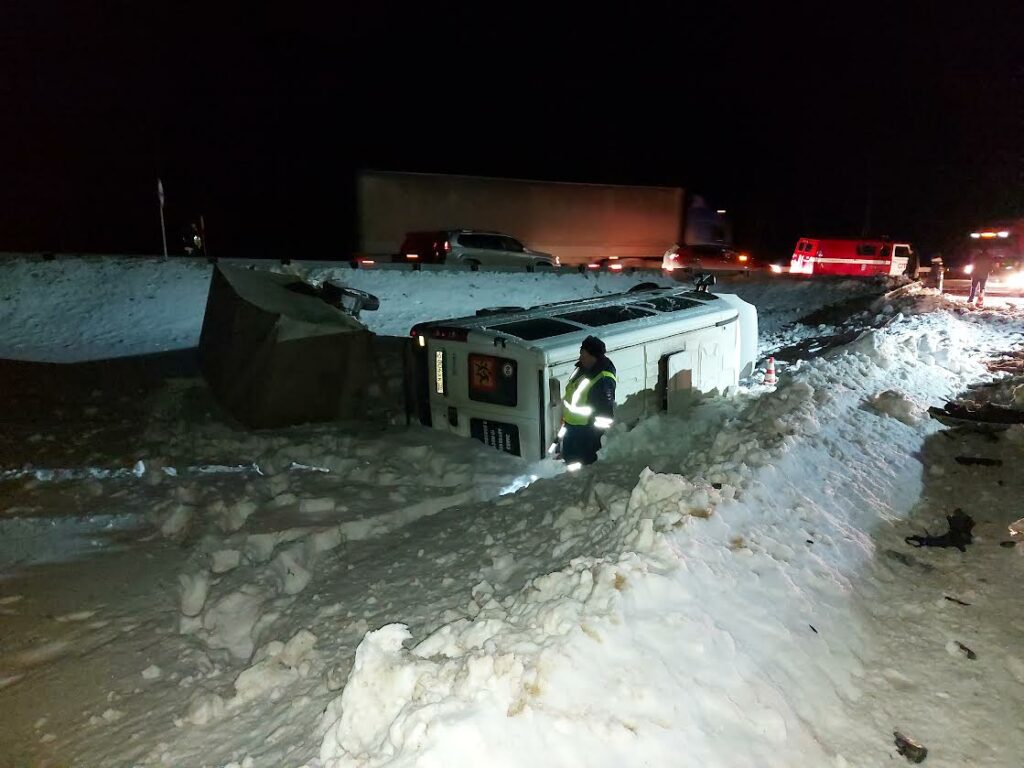 На Серовском тракте опрокинулся автобус с детьми (фото)