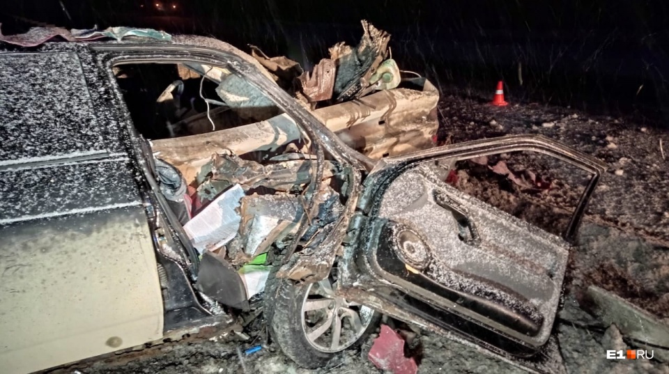 Под Екатеринбургом в жуткой аварии погиб водитель «двенашки» 