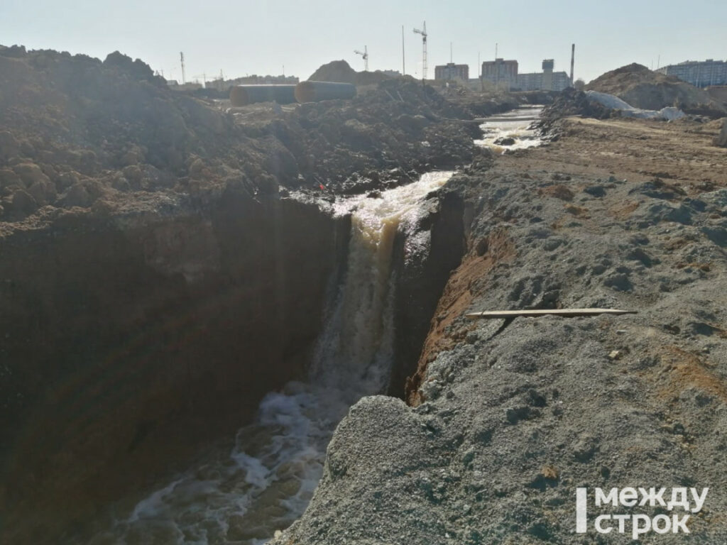 Половина Нижнего Тагила осталась без холодной воды из-за повреждения водопровода строителями моста через пруд (ВИДЕО)