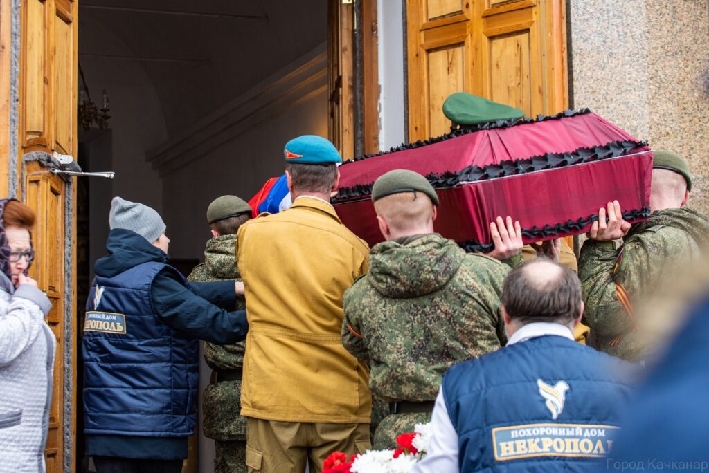 В Качканаре простились с 19-летним солдатом, погибшим на Украине (фото)