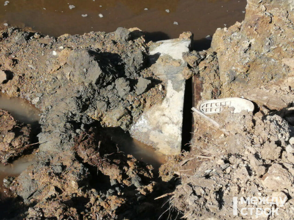 Половина Нижнего Тагила осталась без холодной воды из-за повреждения водопровода строителями моста через пруд (ВИДЕО)