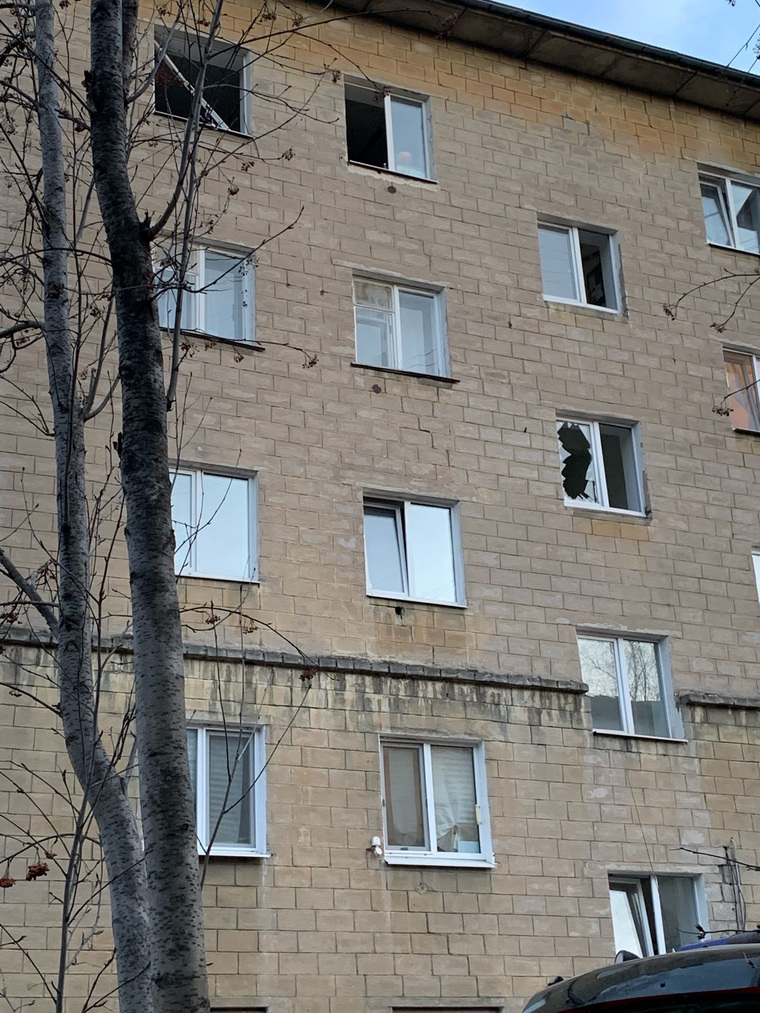 После взрыва в некоторых квартирах вылетели окна Фото: очевидец, находящийся на месте событий