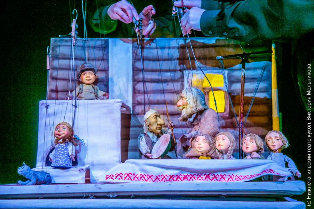 На страницах сцены: сказку внутри книги поставили в театре кукол