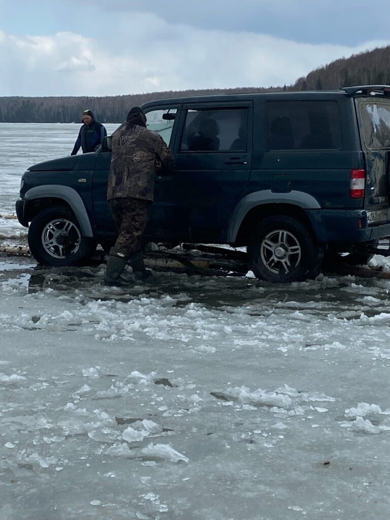 Под Нижним Тагилом УАЗ Патриот ушёл под лёд (фото)