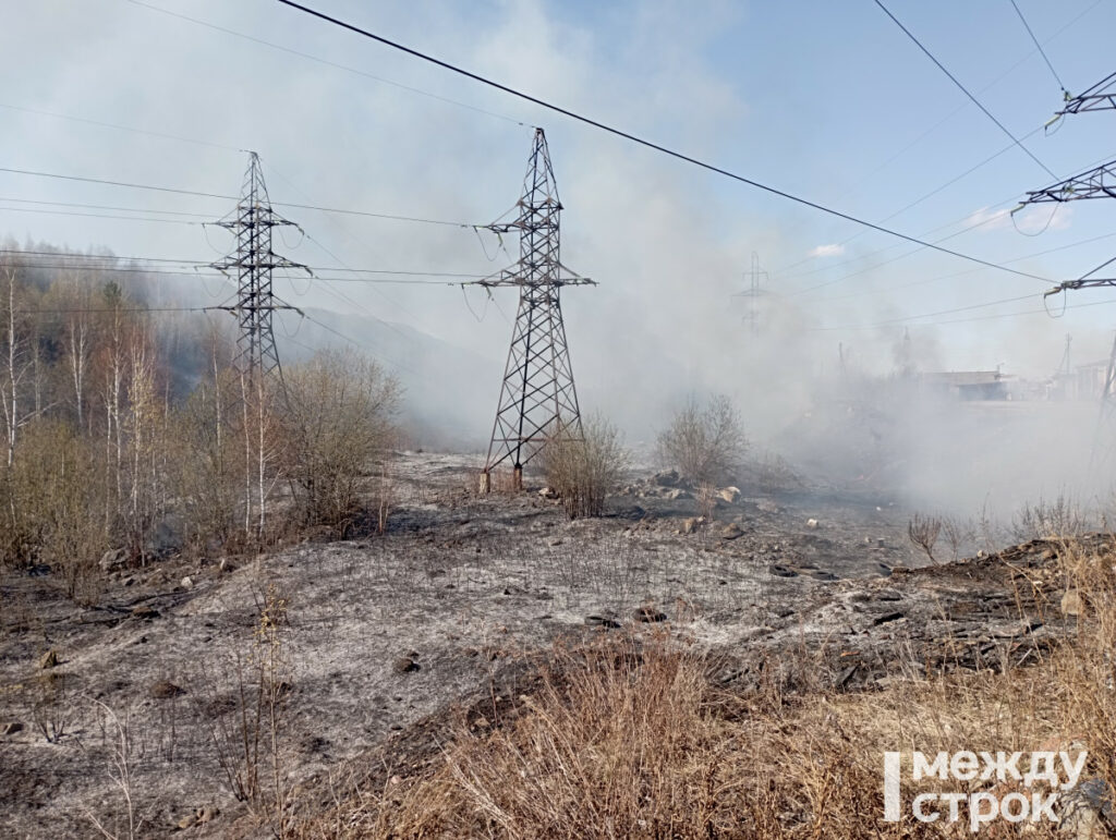 В Нижнем Тагиле на ГГМ горела нелегальная свалка за гаражами (ВИДЕО)