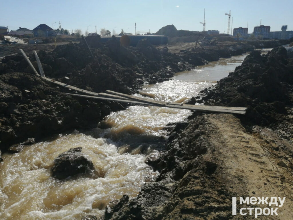 Половина Нижнего Тагила осталась без холодной воды из-за повреждения водопровода строителями моста через пруд (ВИДЕО)