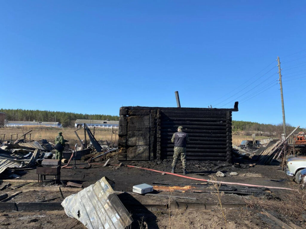 В Свердловской области при пожаре погиб мужчина и двое детей