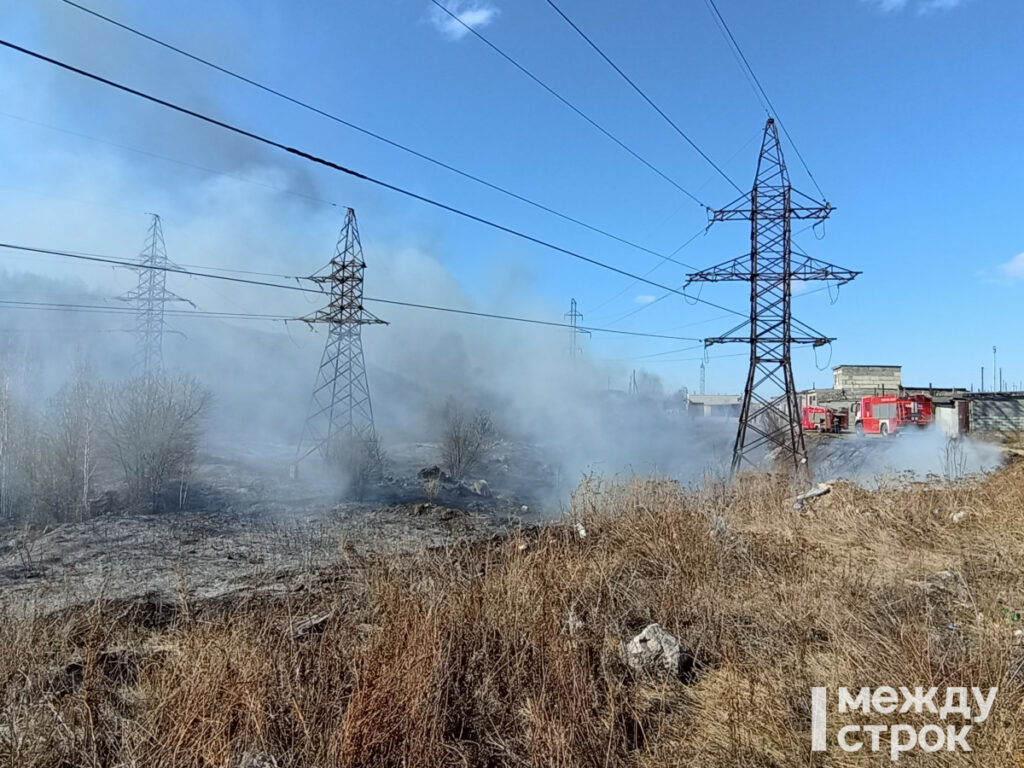 В Нижнем Тагиле на ГГМ горела нелегальная свалка за гаражами (ВИДЕО)