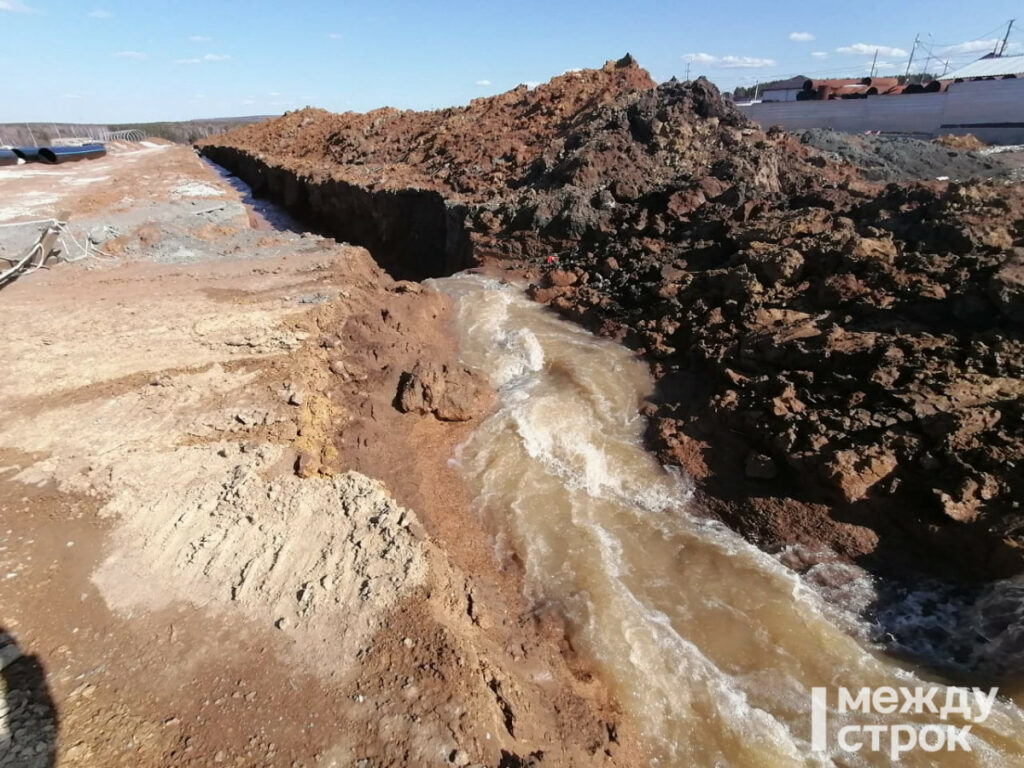 Половина Нижнего Тагила осталась без холодной воды из-за повреждения водопровода строителями моста через пруд (ВИДЕО)