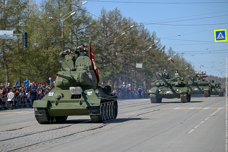 Т-34, возглавивший колонну парада Фото с официального сайта администрации Нижнего Тагила