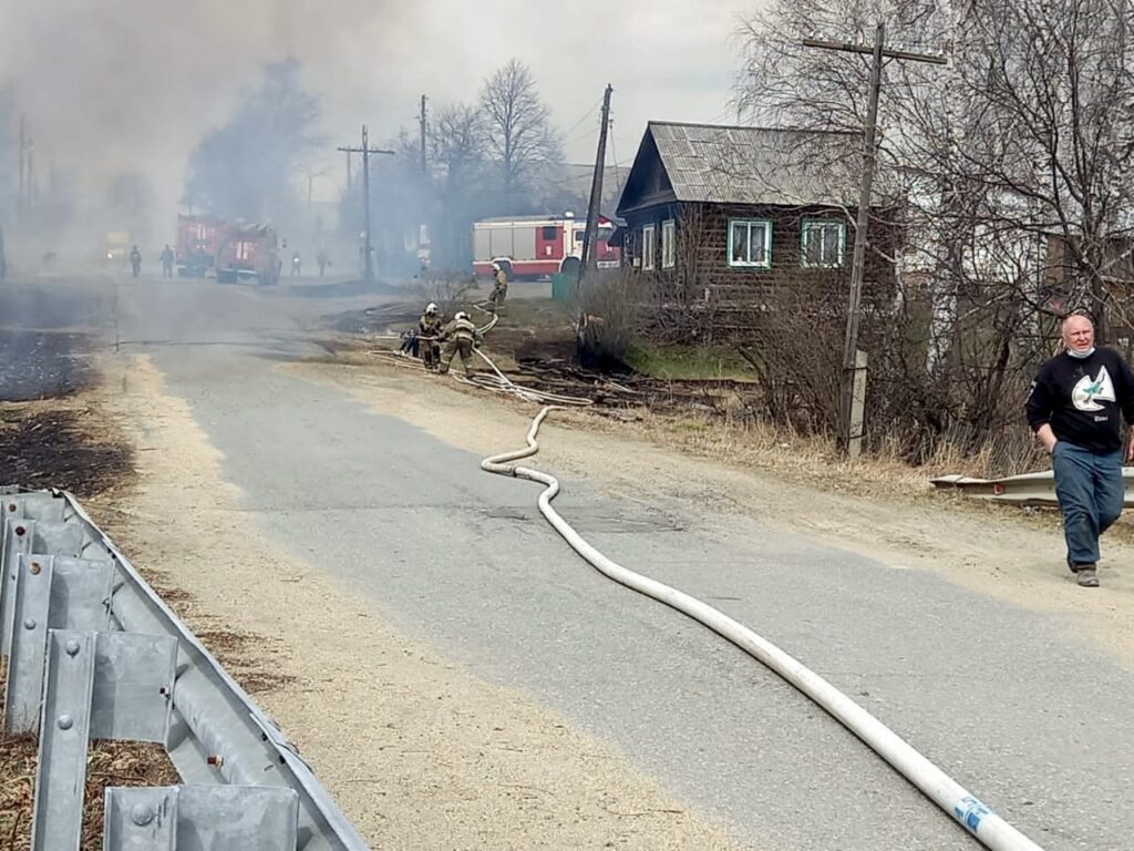 Огонь перекинулся через дорогу: под Нижним Тагилом пожар уничтожил несколько домов (фото)