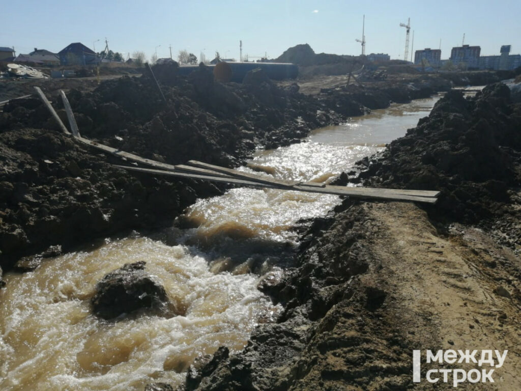 В Нижнем Тагиле несколько домов на ГГМ остаются без воды из-за серьёзной коммунальной аварии на сторойплощадке моста через городской пруд