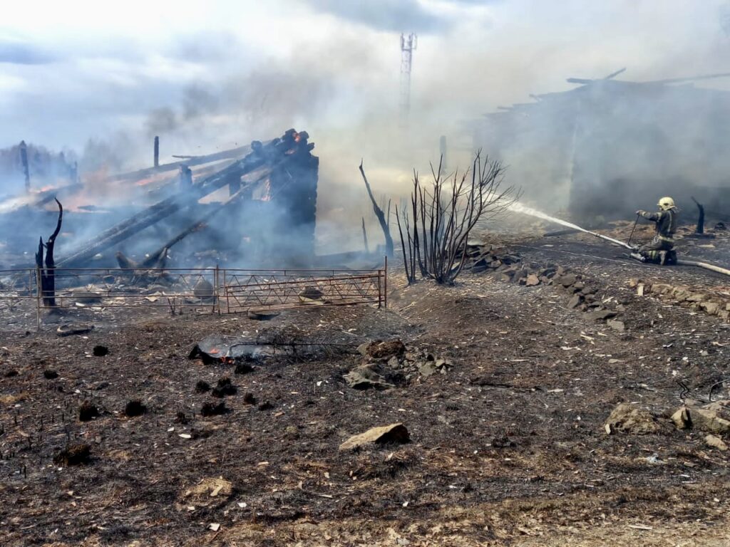 Огонь перекинулся через дорогу: под Нижним Тагилом пожар уничтожил несколько домов (фото)