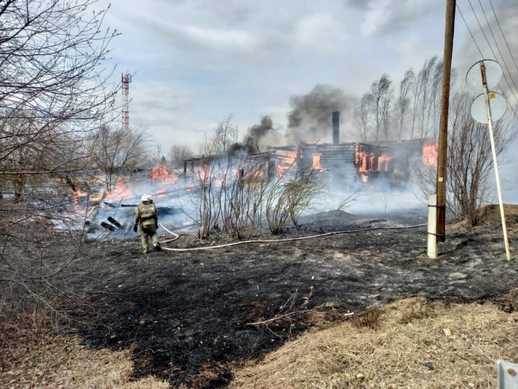 Огонь перекинулся через дорогу: под Нижним Тагилом пожар уничтожил несколько домов (фото)