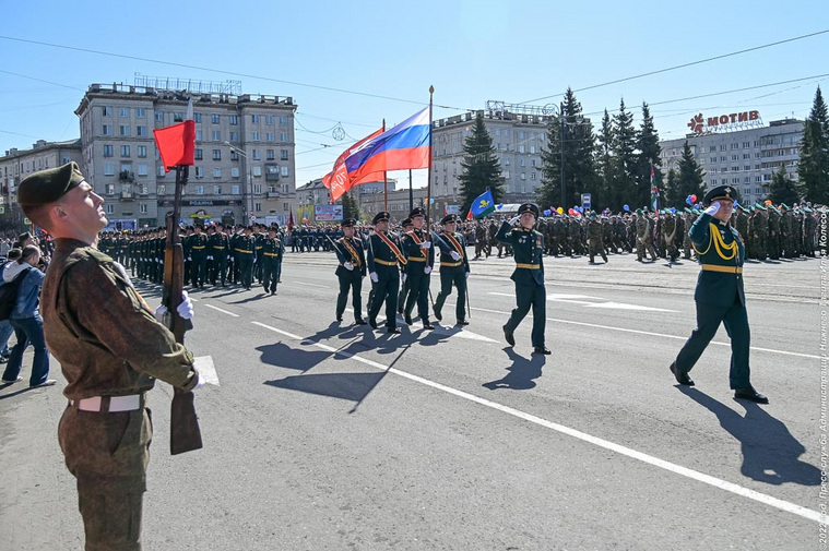 Парадный расчет маршировал с флагом РФ и копией Знамени Победы Фото с официального сайта администрации Нижнего Тагила