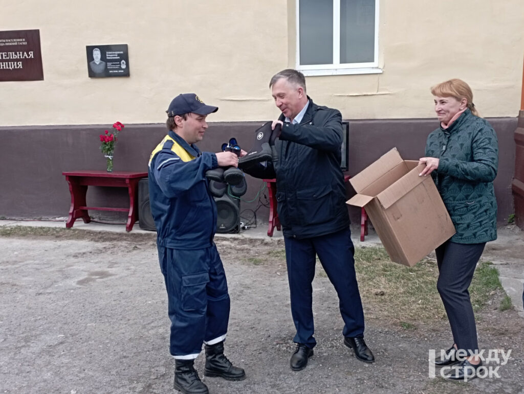 В Нижнем Тагиле открылась мемориальная доска легендарному спасателю-водолазу Владимиру Александренко