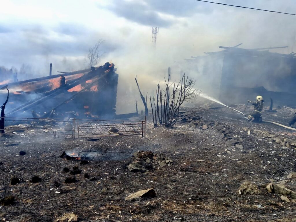 Огонь перекинулся через дорогу: под Нижним Тагилом пожар уничтожил несколько домов (фото)