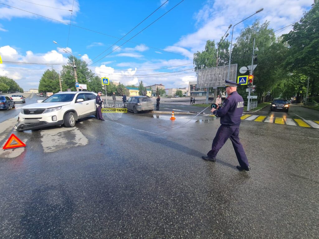 В центре Нижнего Тагила легковушка протаранила кроссовер (фото)