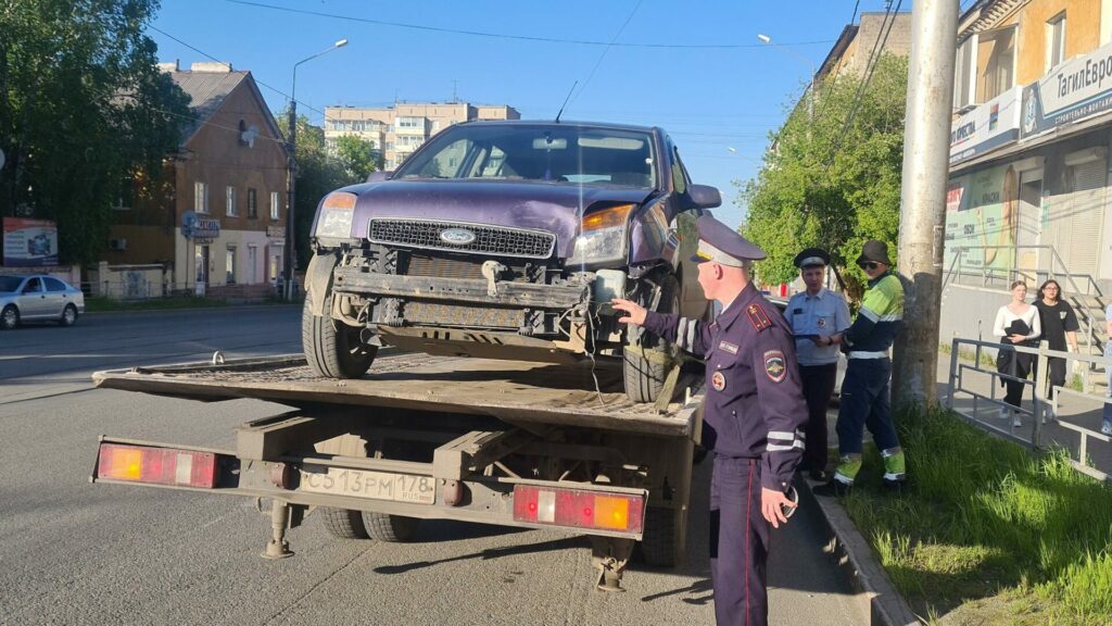 В Нижнем Тагиле пьяный водитель устроил аварию и попытался скрыться (фото)