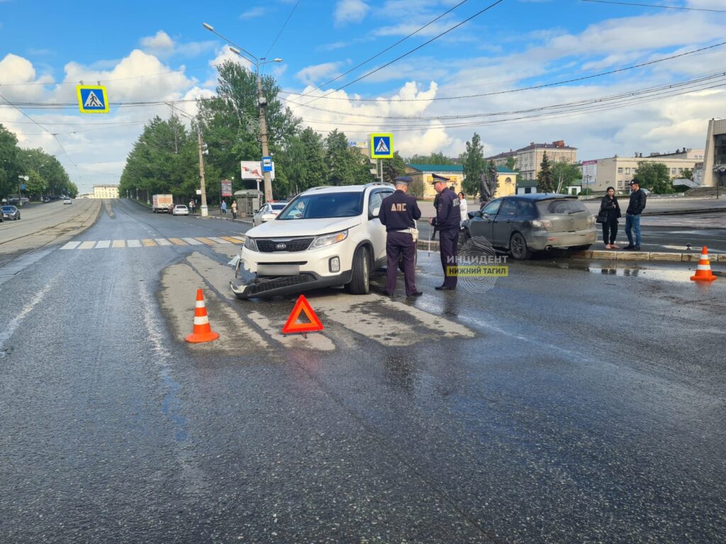 В центре Нижнего Тагила легковушка протаранила кроссовер (фото)