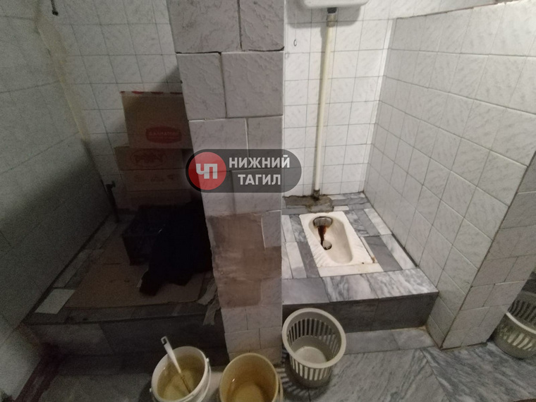 Тагильчане возмущены незакрывающимися кабинками в торговом центре Фото: сообщество «ЧП Нижний Тагил» в соцсети «ВКонтакте»