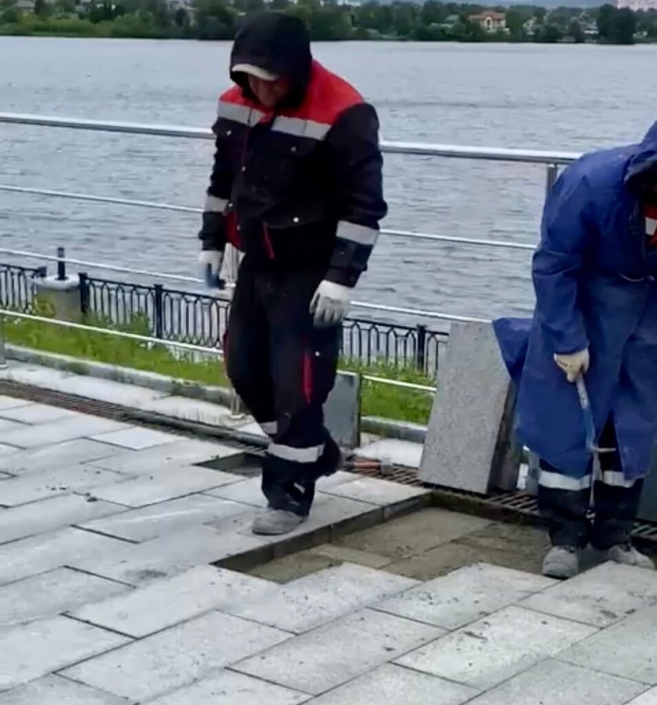 Подрядчик начал перекладывать плитку на тагильской набережной по гарантии (фото)