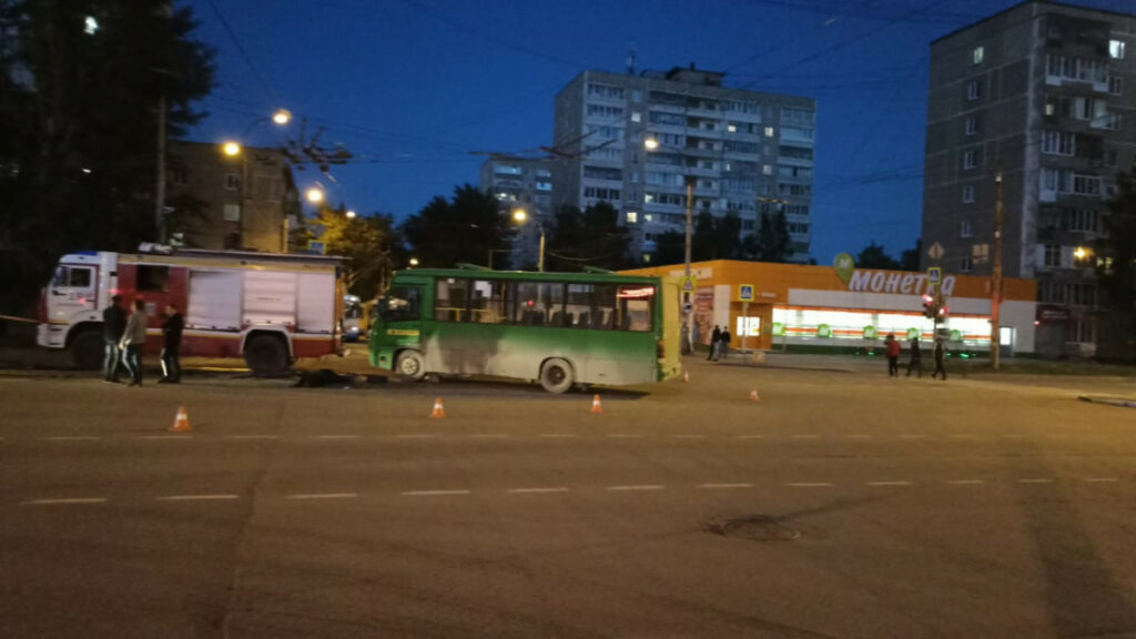 В Екатеринбурге погиб кондуктор пассажирского автобуса, который столкнулся с машиной пожарных 