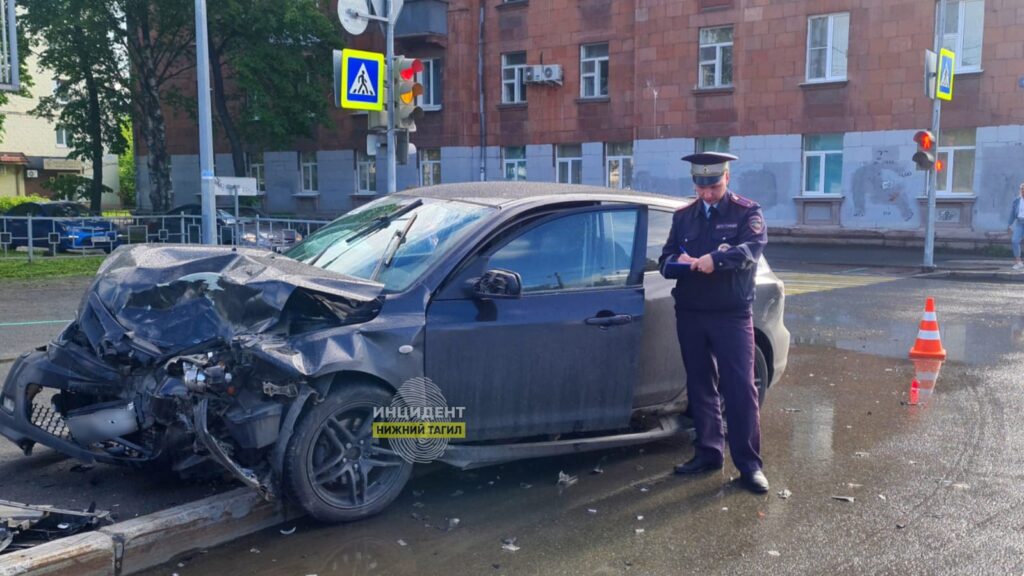 В центре Нижнего Тагила легковушка протаранила кроссовер (фото)