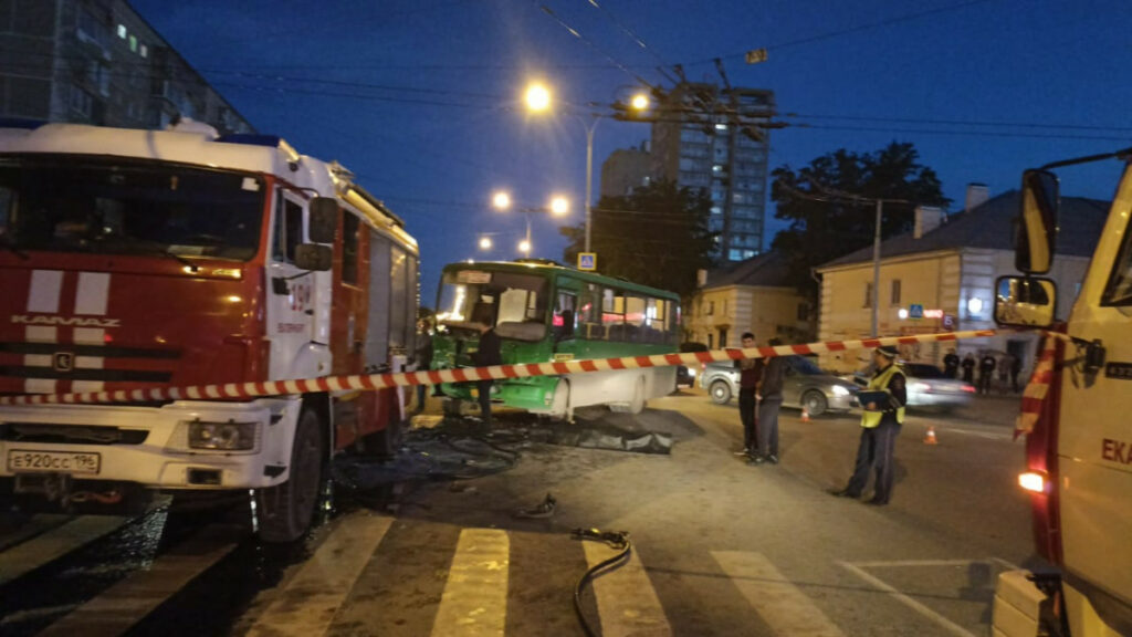 В Екатеринбурге погиб кондуктор пассажирского автобуса, который столкнулся с машиной пожарных 