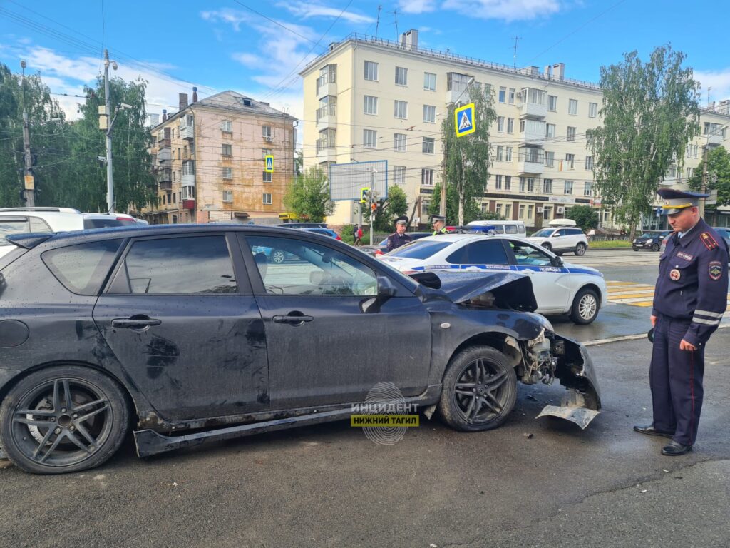 В центре Нижнего Тагила легковушка протаранила кроссовер (фото)