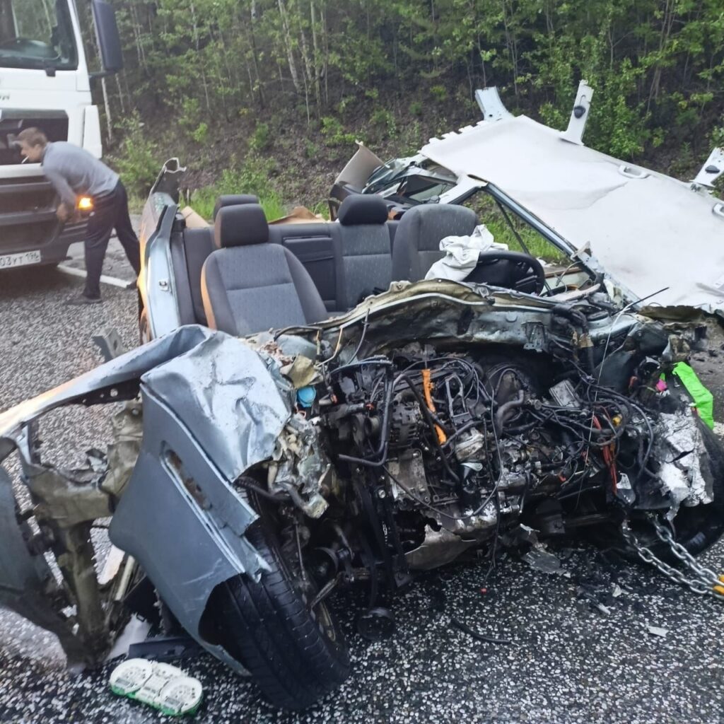 Что осталось от машин после страшной аварии на Серовском тракте (фото)