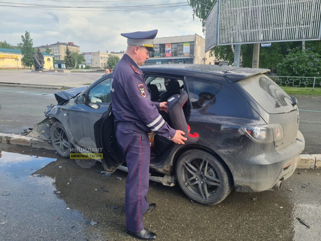 В центре Нижнего Тагила легковушка протаранила кроссовер (фото)