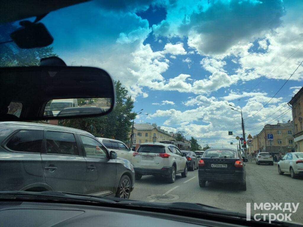 «Стоять приходится по 20 минут!» Водители Нижнего Тагила жалуются на работу светофоров на перекрёстке Мира — Циолковского 