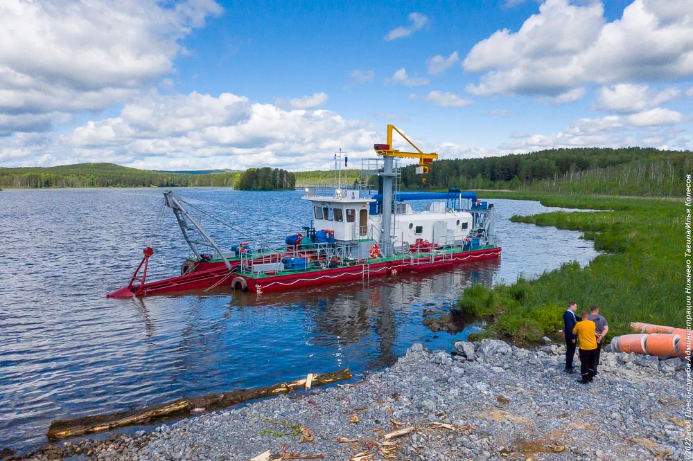 Судно, которое будет чистить Черноисточинский пруд, спустили на воду (фото)