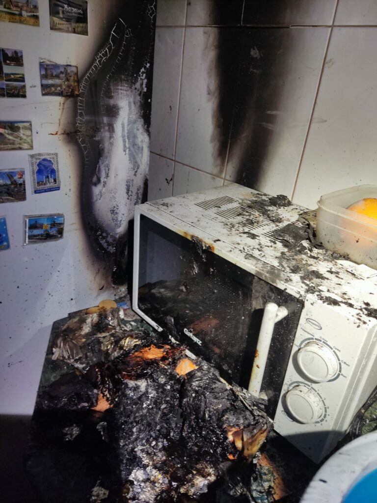 В Нижнем Тагиле на одной улице с разницей в два часа загорелись холодильник и удлинитель с зарядкой (фото)