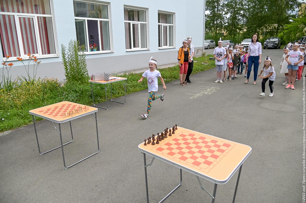 Тагильчанам подарили новую спортивную площадку для игры в шахматы и шашки
