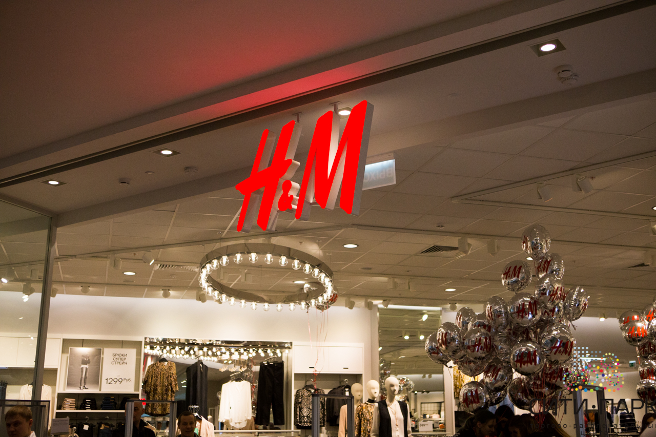 H m shop. HM HM HM. H&M hennes & Mauritz. H M магазин. H M интерьер магазина.