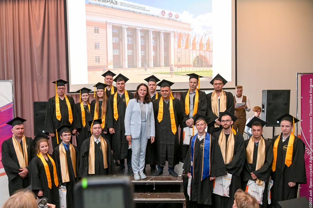 Глава города Владислав Пинаев поздравил студентов НТИ (филиал) УрФУ с окончанием вуза