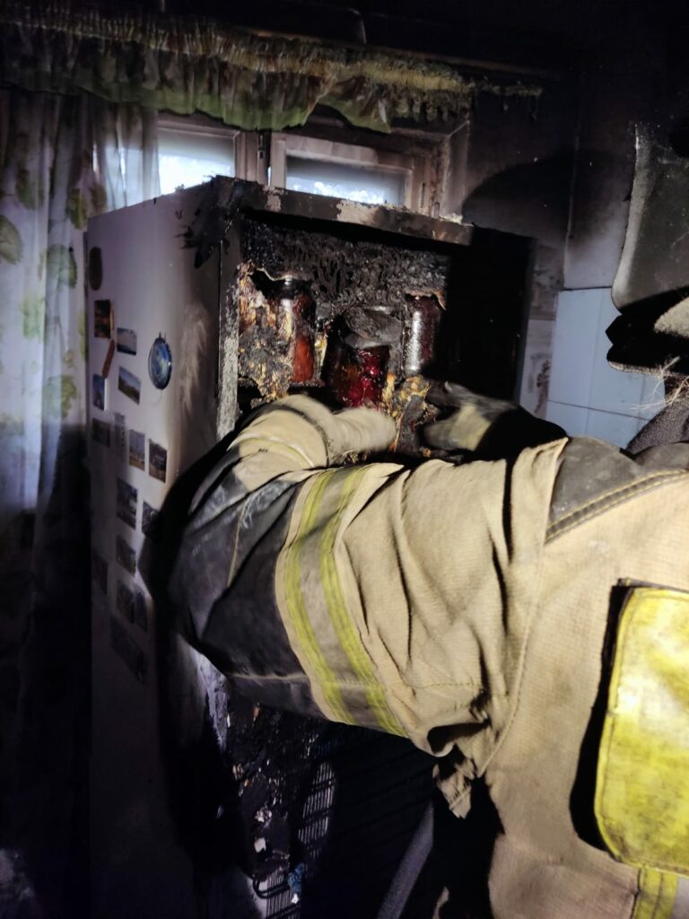 В Нижнем Тагиле на одной улице с разницей в два часа загорелись холодильник и удлинитель с зарядкой (фото)